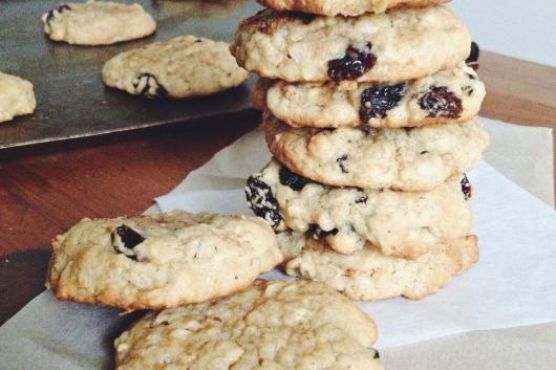 Super Simple Oatmeal Raisin Cookies