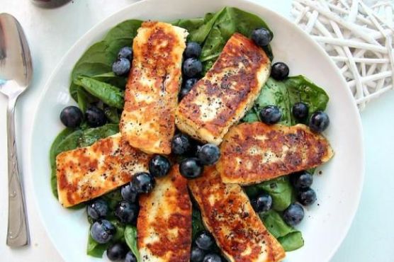 Halloumi, Blueberry & Spinach Salad Halloumi, Blueberry & Spinach Salad