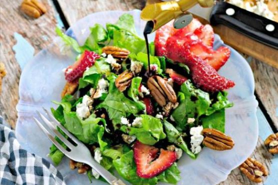 Strawberry Toasted Pecan and Goat Cheese Salad Strawberry Toasted Pecan and Goat Cheese Salad