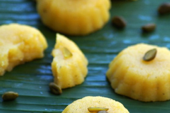 Orange Rava Kesari - Orange Flavored Semolina Halwa - Navratri Naivedyam Orange Rava Kesari - Orange Flavored Semolina Halwa - Navratri Naivedyam