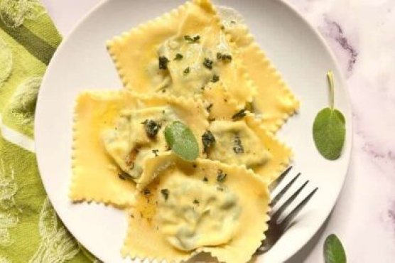 Homemade Spinach Ricotta Ravioli with Sage Butter Sauce Homemade Spinach Ricotta Ravioli with Sage Butter Sauce