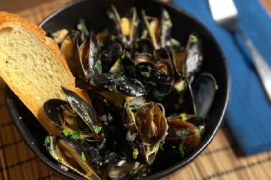 Moules Marinière (Mussels with Garlic and Parsley) Moules Marinière (Mussels with Garlic and Parsley)