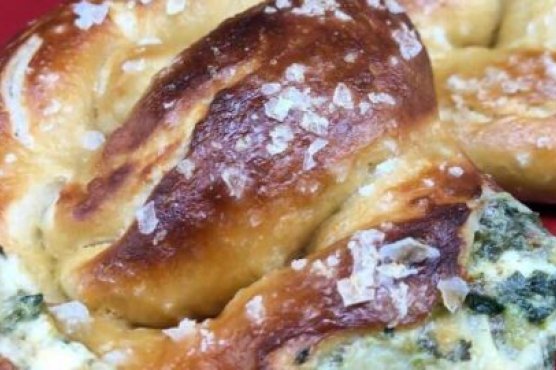 Beer Soft Pretzels Stuffed with Spinach Artichoke Dip Beer Soft Pretzels Stuffed with Spinach Artichoke Dip