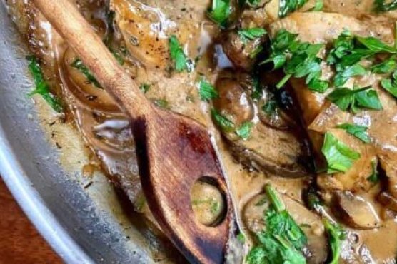 Creamy Balsamic Chicken with Mushrooms and Fresh Parsley Creamy Balsamic Chicken with Mushrooms and Fresh Parsley