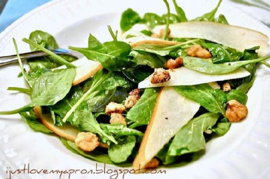 Arugula and Pear Salad With Toasted Walnuts