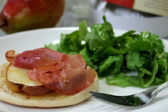 Broiled Pear and Prosciutto Toasts Broiled Pear and Prosciutto Toasts