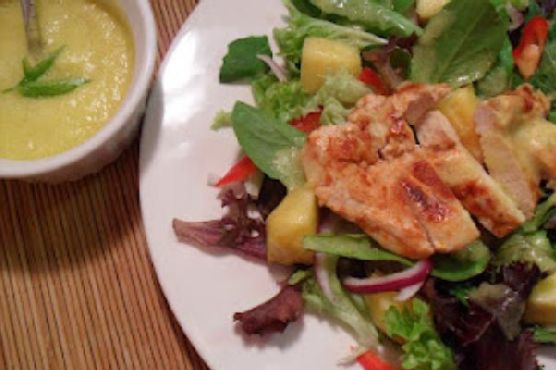 Chicken and Spring Mix Salad with Spicy Pineapple Dressing Chicken and Spring Mix Salad with Spicy Pineapple Dressing
