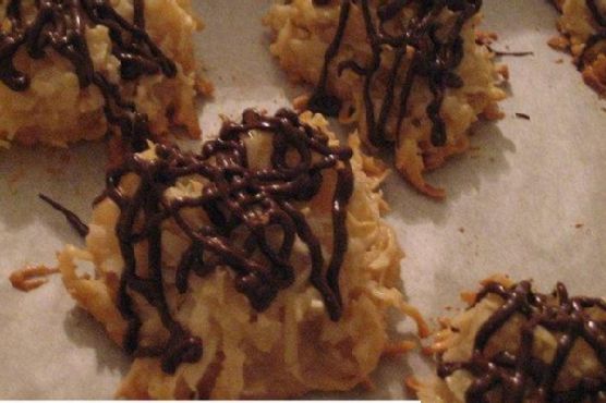 Coconut Macaroons With Chocolate Drizzle Coconut Macaroons With Chocolate Drizzle
