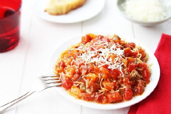 Heirloom Tomato Basil and Olive Oil Wine Sauce over Pasta Heirloom Tomato Basil and Olive Oil Wine Sauce over Pasta