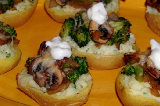 Knock Your Socks Off Stuffed Potatoes With Broccoli and Mushrooms