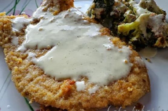 Pork schnitzel with tarragon cream sauce Pork schnitzel with tarragon cream sauce