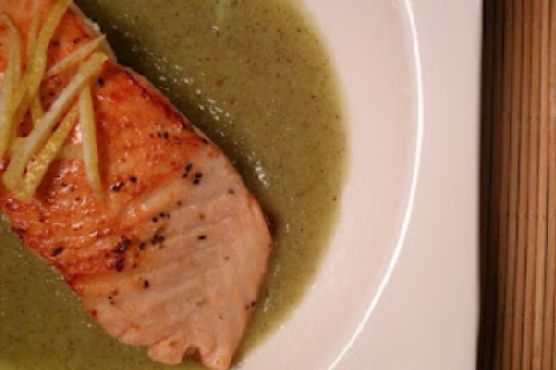 Salmon on Kiwi & Lemon Puree Salmon on Kiwi & Lemon Puree