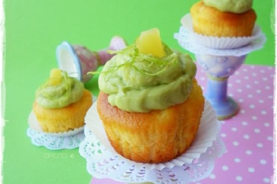 White chocolate cupcakes with pineapple