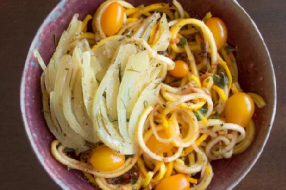Yellow Squash Noodles with Tomato Basil Sauce Yellow Squash Noodles with Tomato Basil Sauce