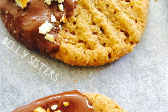 Chocolate-Dipped Peanut Butter Cookies w. Pretzels