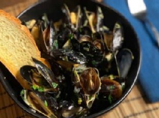 Moules Marinière (Mussels with Garlic and Parsley)